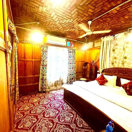 Lake Palace Group Of House Boats Srinagar  Exterior photo