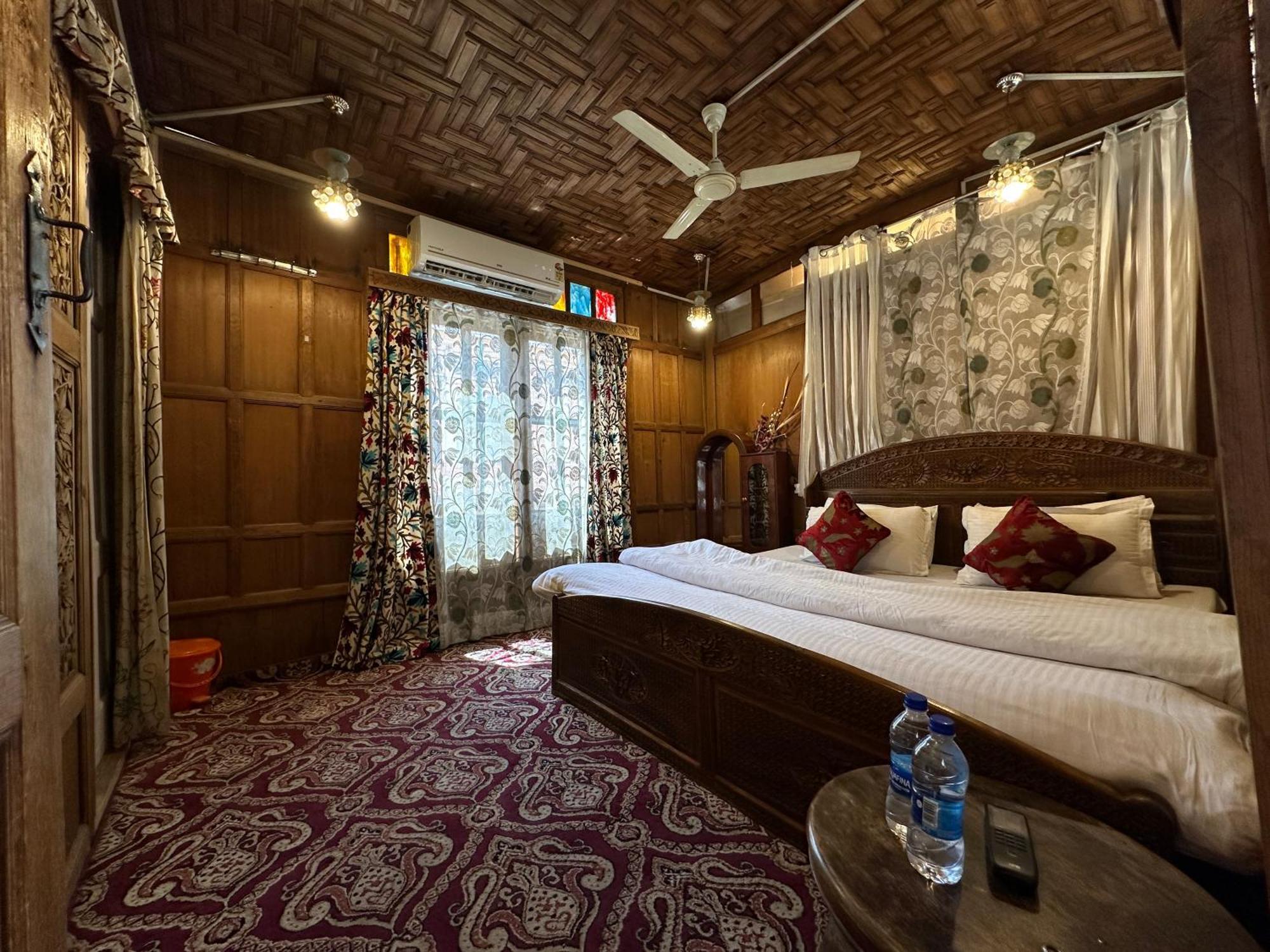 Lake Palace Group Of House Boats Srinagar  Exterior photo