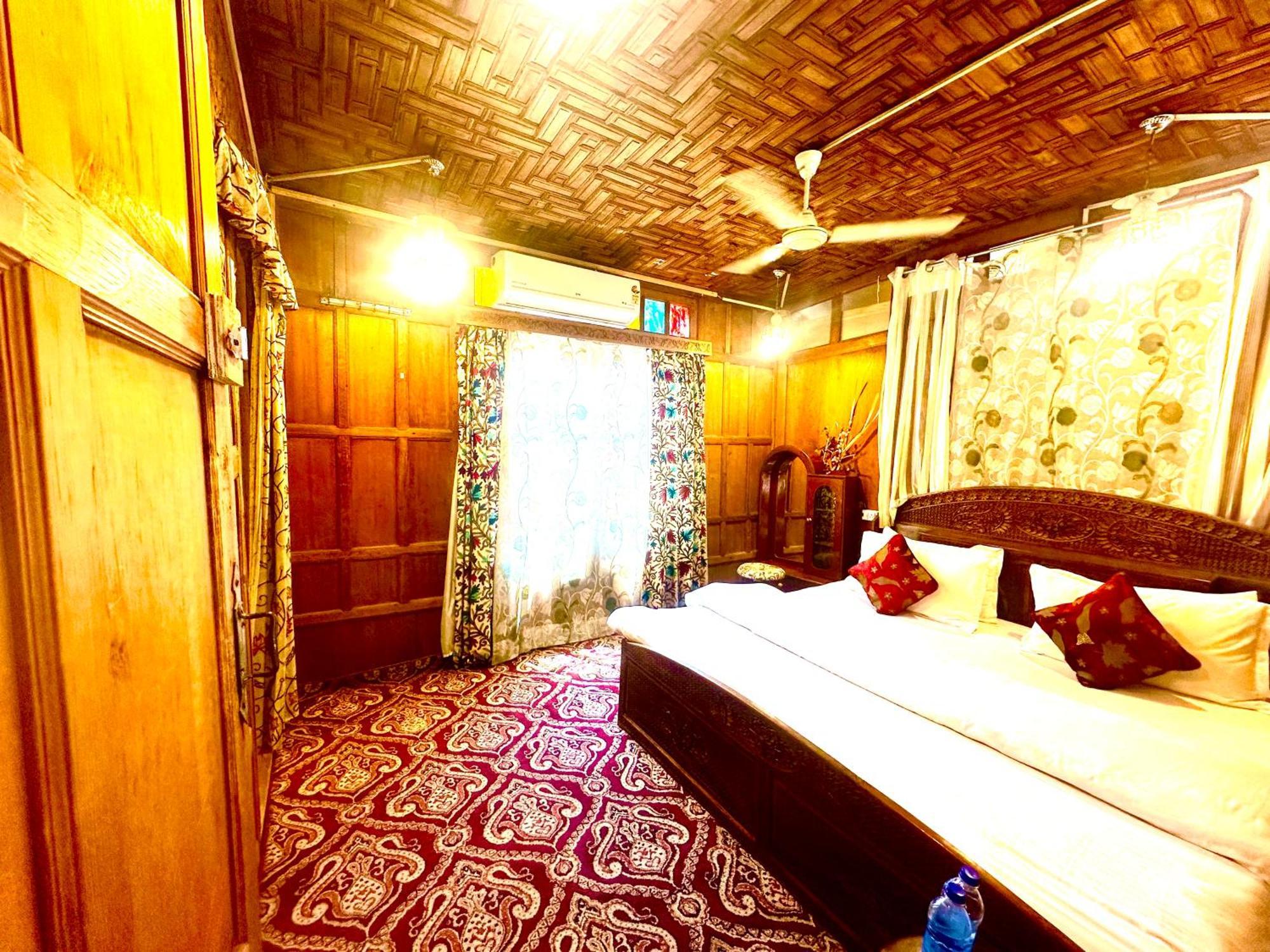 Lake Palace Group Of House Boats Srinagar  Exterior photo