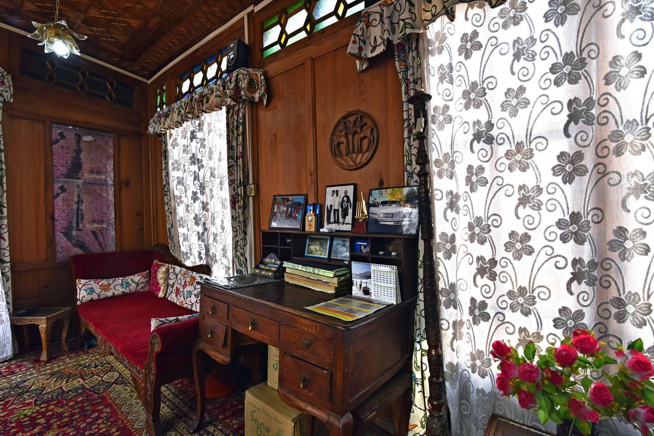 Lake Palace Group Of House Boats Srinagar  Exterior photo