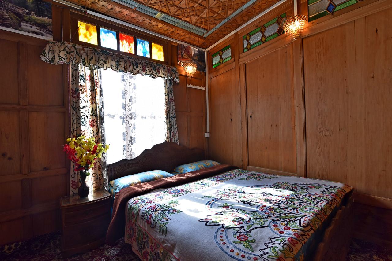 Lake Palace Group Of House Boats Srinagar  Exterior photo